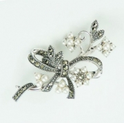 Серебряная брошь ALEXANDRE VASSILIEV с марказитами Swarovski и микрожемчугом