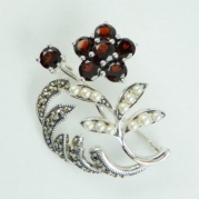 Серебряная брошь ALEXANDRE VASSILIEV с гранатом, микрожемчугом и марказитами Swarovski