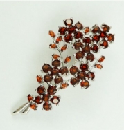 Серебряная брошь ALEXANDRE VASSILIEV с гранатом и марказитами Swarovski