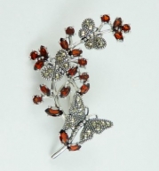 Серебряная брошь ALEXANDRE VASSILIEV с гранатом, микрожемчугом и марказитами Swarovski