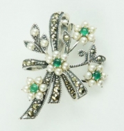 Серебряная брошь ALEXANDRE VASSILIEV с зеленым агатом, марказитами Swarovski и микрожемчугом